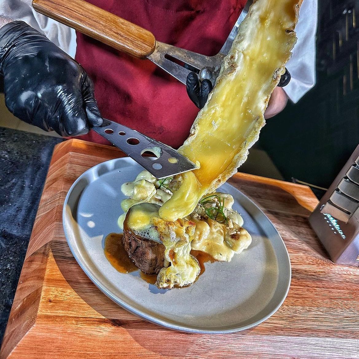 Nhoque com raclette raspada e ragu no Ticino