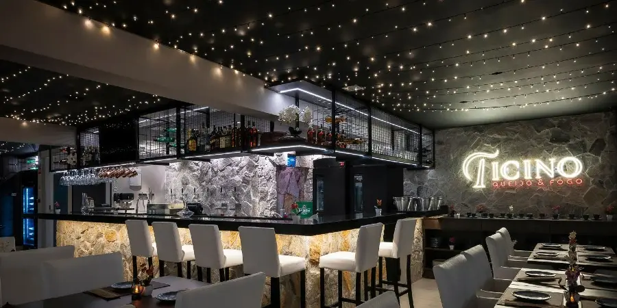 Bar do Ticino com parede de pedra e teto estrelado