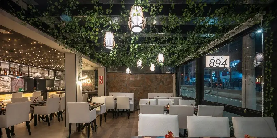 Ambiente interno aconchegante com teto de folhagens e luzes de fada