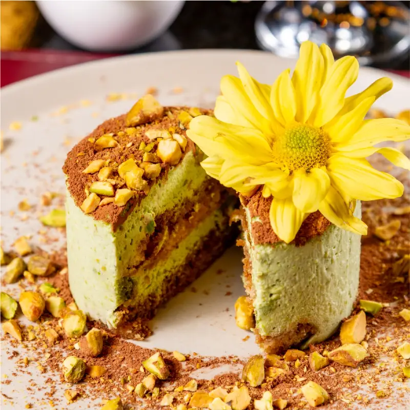 Tiramissù de pistache do Ticino, finalizado com cacau e pistache tostado