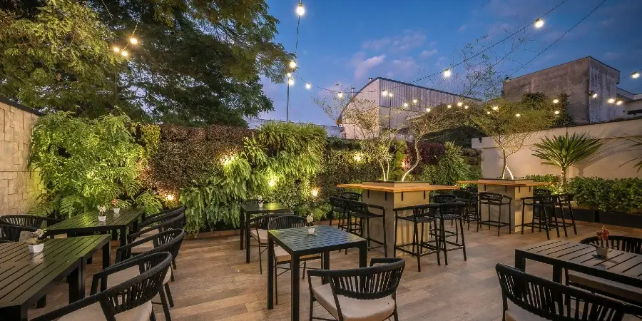 Jardim ao ar livre do Ticino ao entardecer com fios de luz